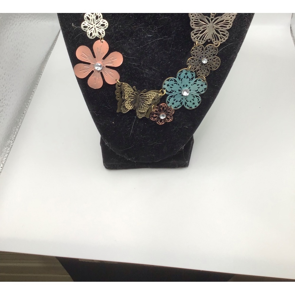NWOT Beautifully Stunning Metal Necklace with a Flower and Butterfly